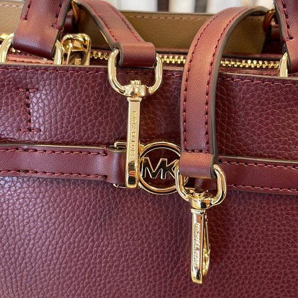 Michael Kors Reed Small Satchel Crossbody Center Zip Bag
Color: OXBLOOD 
NWT - Picture 15 of 16